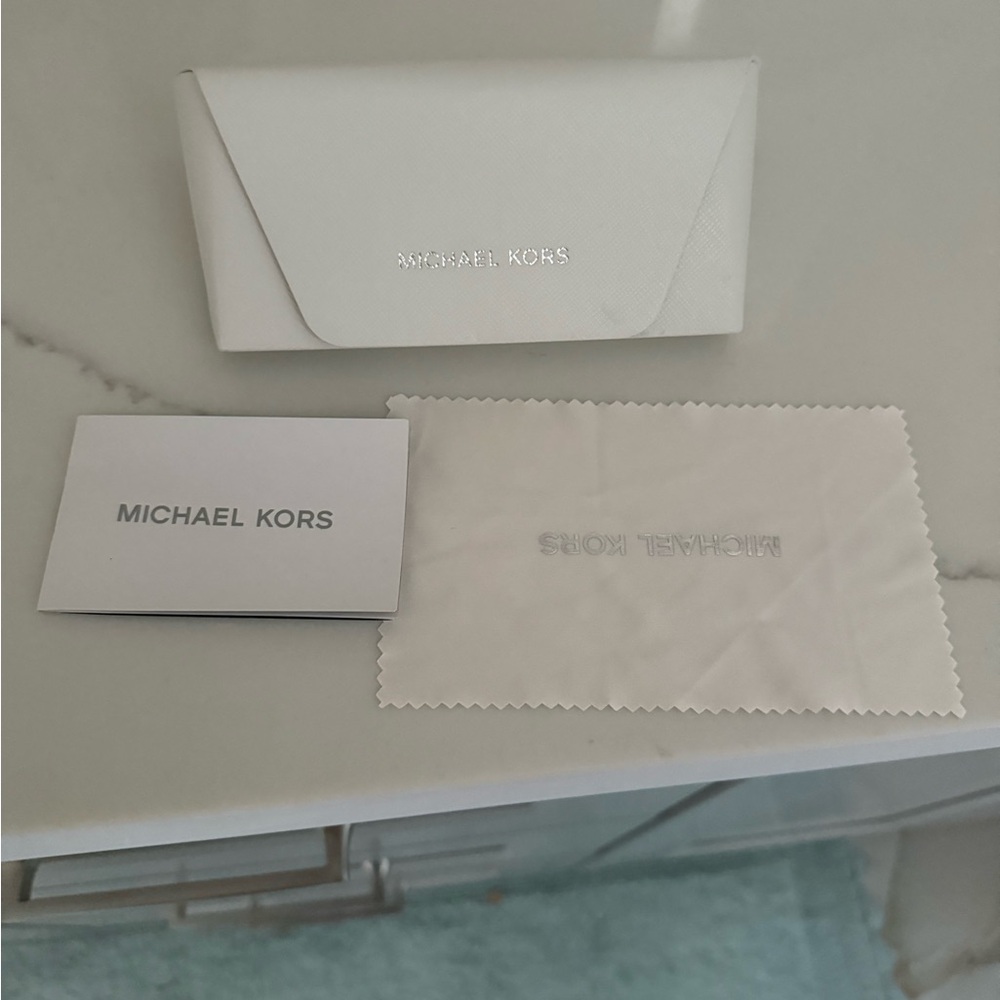 Michael Kors white glasses case - Picture 5 of 6